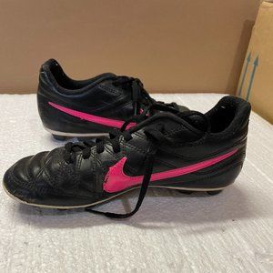 Nike Girls Soccer Cleats / Size: 2 / Black w/ Pink Nike emblem